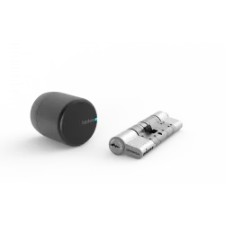 Chapa eléctrica inteligente Negra Tedee con cilindro. Cierra  y abre de forma automática.