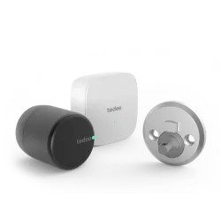 Cerradura inteligente negra Tedee con adaptador para cerraduras europeas y wifi. Cierra de forma automática.