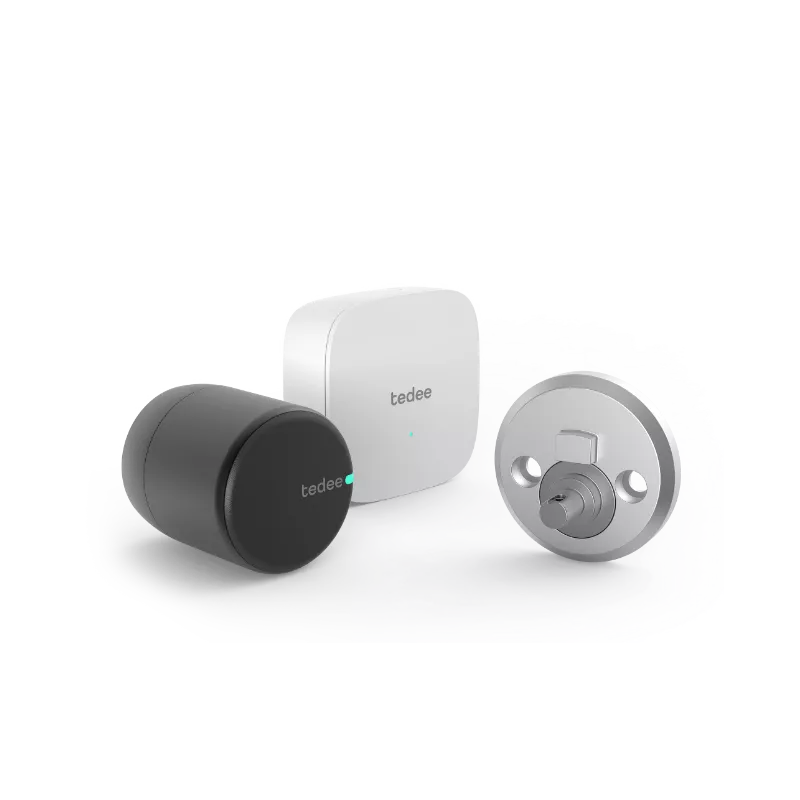 Cerradura inteligente negra Tedee con adaptador para cerraduras europeas y wifi. Cierra de forma automática.