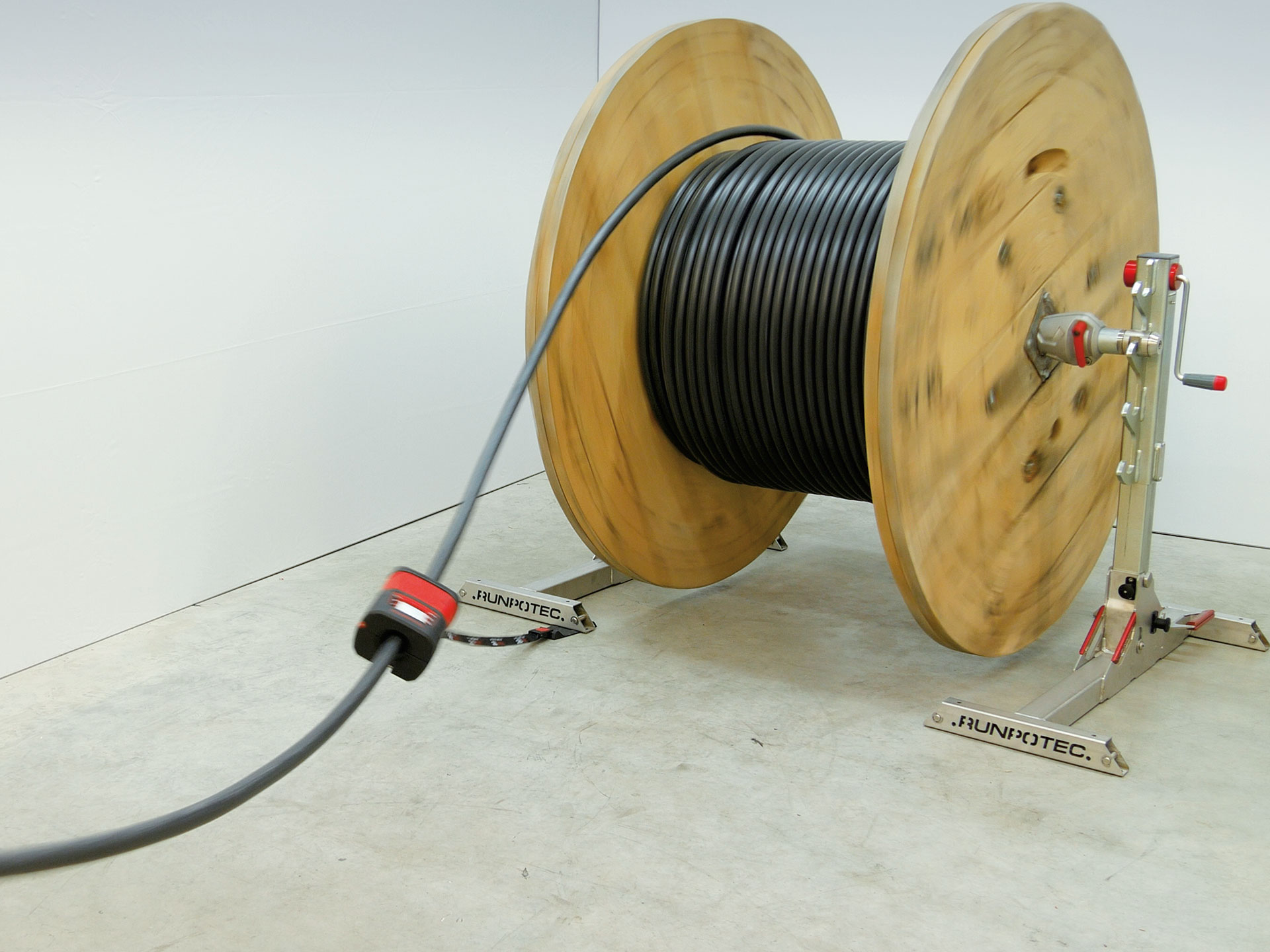 RUNPOTEC RM35 midiendo cable en obra