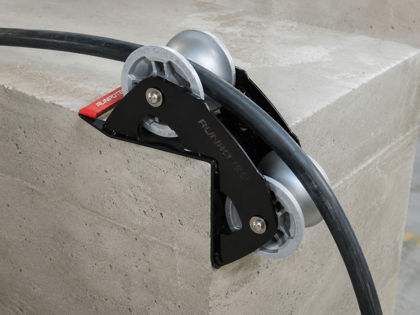 Aplicación del rodillo guía 90 grados para cables en esquinas y bordes