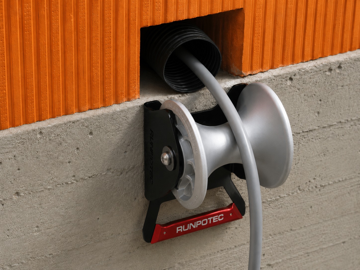 Rodillo guía plano para cables Runpotec 10157 con rodillo de aluminio y estructura metálica